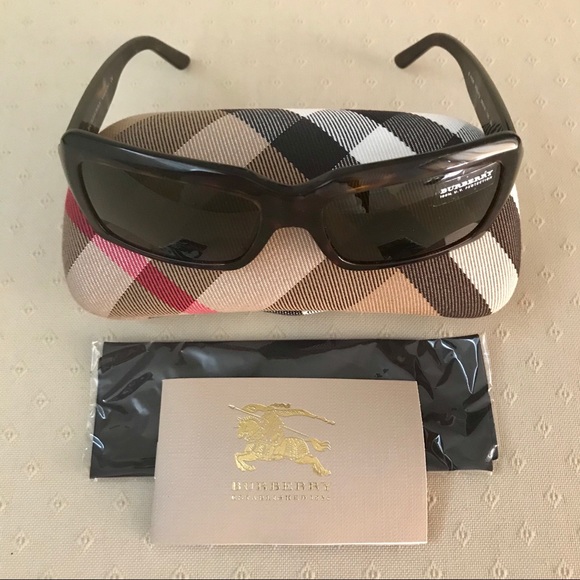 Burberry Accessories - Burberry sunglasses